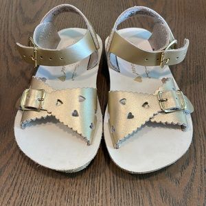 Size 6 Soft Gold Hoy Sun-san salt water toddler sandals, buckle closures